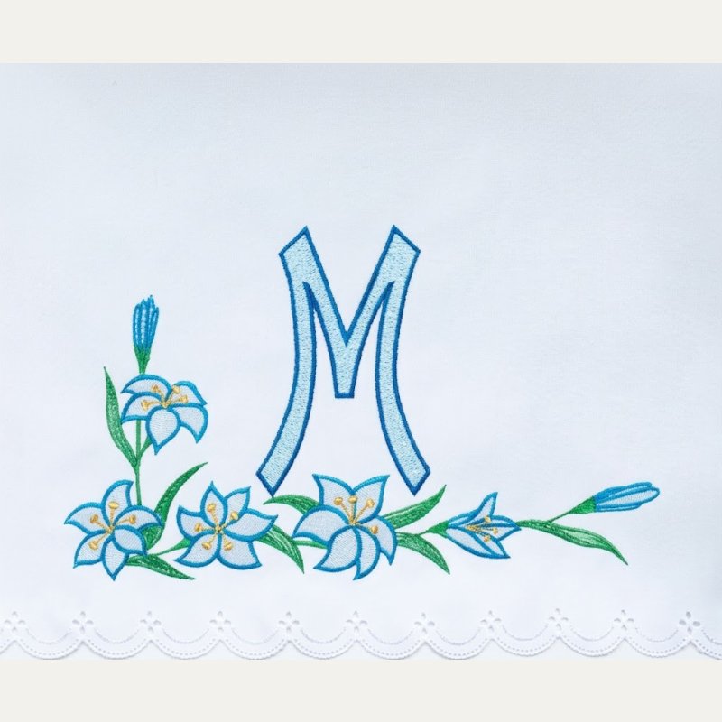 Obrus ołtarzowy biały z haftem maryjnym „M” i liliami