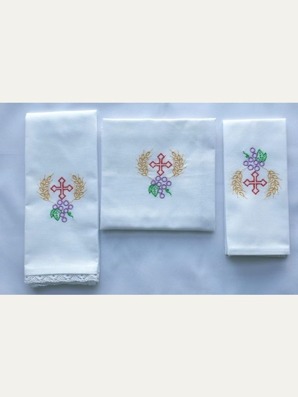 Bielizna kielichowa z haftem krzyża, winogron i kłosów – komplet eucharystyczny
