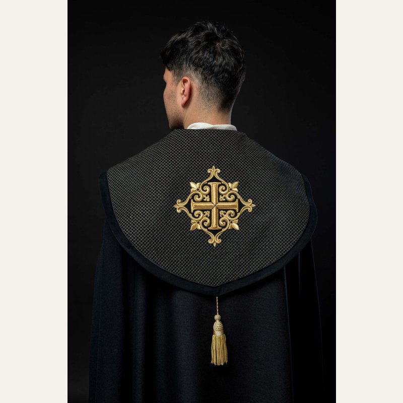 Kapa liturgiczna czarna, haftowana, aksamitny czarny pas (30H)
