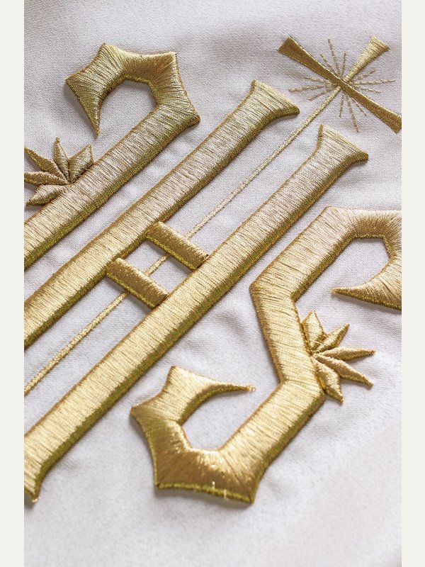 Welon liturgiczny IHS haftowany, ecru satyna 3